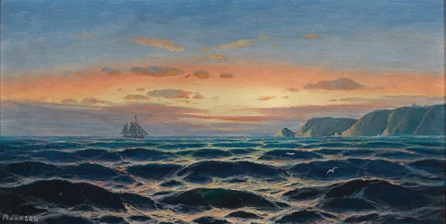 夕方の光の中で海岸沿いの帆船
